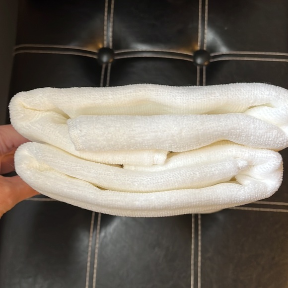 🐝 HOST PICK 🐝 Rae Dunn Bee Kind Hand Towels 🐝 - Picture 5 of 5